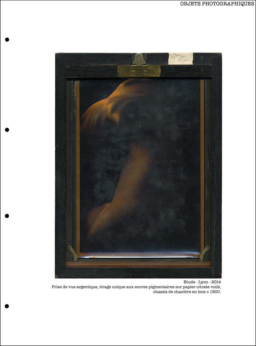 Objets photographiques "Etude" - Lyon - 2014 (Prise de vue argentique, tirage unique aux encres pigmentaires sur papier citrate voilé, châssis de chambre en bois c 1900)